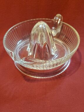 Clear Glass Citrus Juicer with Ribbed Design